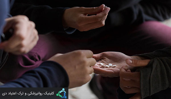 عواملی که فرد را به سوی اعتیاد سوق می دهد